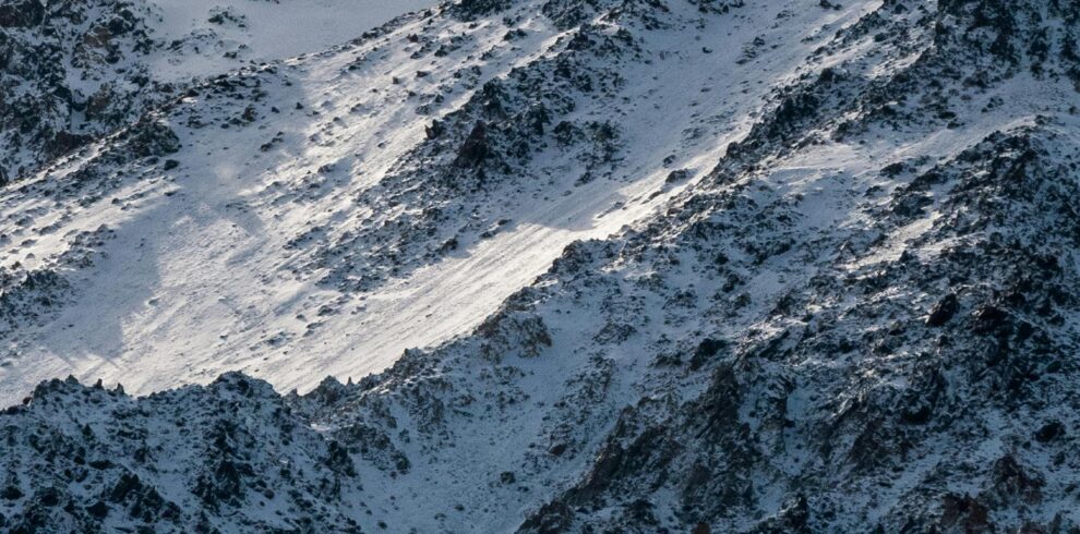 Capture of snow-covered mountains in Esquel, Argentina, showcasing rugged beauty and natural winter landscapes.