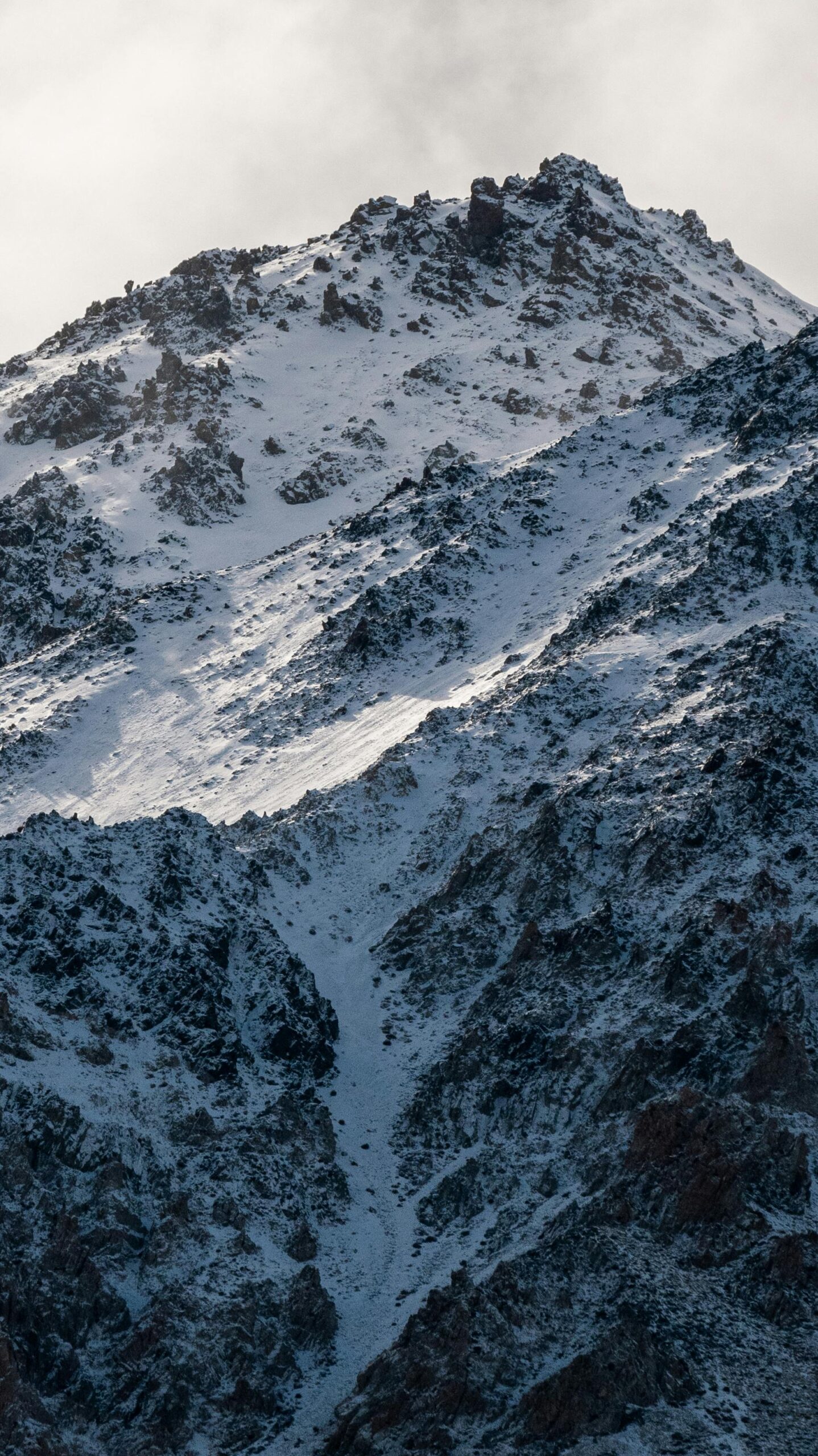 Capture of snow-covered mountains in Esquel, Argentina, showcasing rugged beauty and natural winter landscapes.